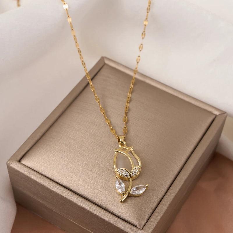 GARGANTILHA ROSA CRAVEJADA BANHADA EM OURO 18K